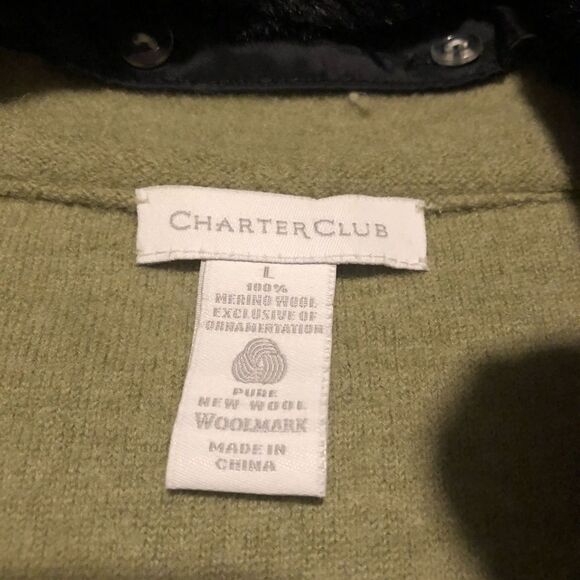 Light green merino wool vest with removable faux fur collar. - Picture 5 of 8